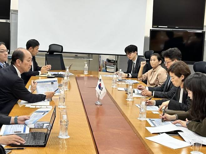 과학기술정보통신부 조성경 제1차관(오른쪽 두번째)이 일본우주항공연구개발기구(JAXA)를 방문해 이시 야스오 국제협력 이사(왼쪽 첫번째)와 우주탐사 프로젝트 협력에 대해 논의하고 있다. 과기정통부 제공