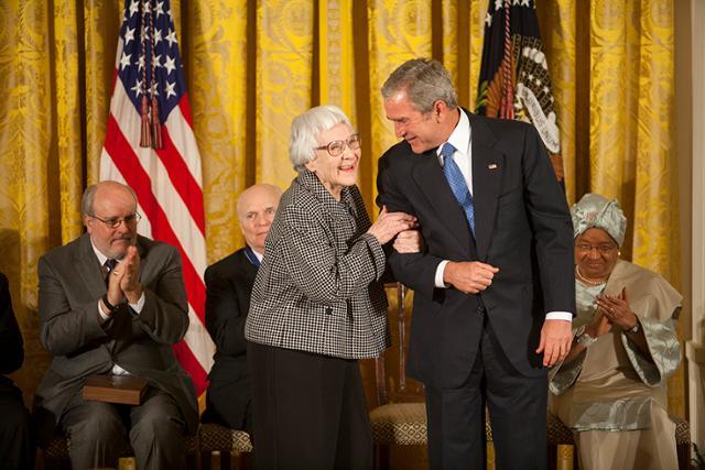 2007년 조지 W. 부시 당시 대통령에게서 '대통령 자유메달'을 받은 하퍼 리. George W. Bush Presidential Library and Museum