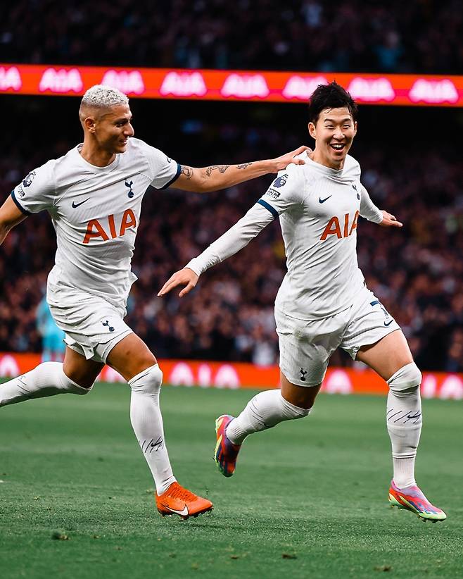 24일 토트넘 홋스퍼 스타디움에서 열린 토트넘과 에버턴의 2023~24시즌 EPL 18라운드. 득점 후 환호하는 히샤를리송과 손흥민. 사진=토트넘 SNS