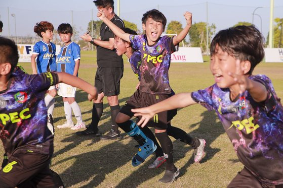 지난 15~17일 베트남 판티엣의 노바월드 K-타운 리조트에서 열린 아시아 유소년 축구 페스티벌 2023이 성공리에 막을 내렸다. 백호리그 U-9 부문 우승을 차지한 구성 PEC 선수들이 환호하는 모습. 사진 한국유소년축구협회