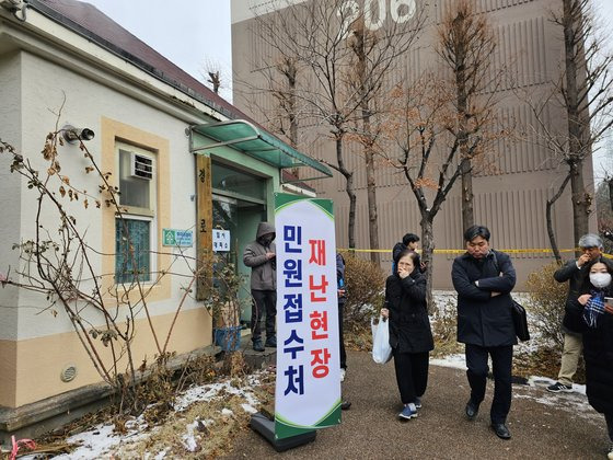 성탄절인 25일 오전 4시57분쯤 서울 도봉구 방학동의 한 아파트에서 발생한 불로, 단지 내에 이재민 임시대피소가 차려졌다. 이찬규 기자