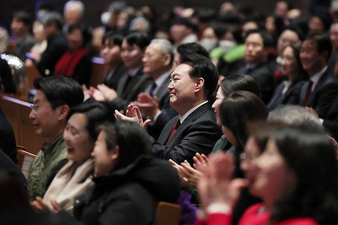 윤석열 대통령이 성탄절인 25일 서울 중구 정동제일교회에서 성탄 예배 참석해 예배를 드리고 있다. 대통령실 제공