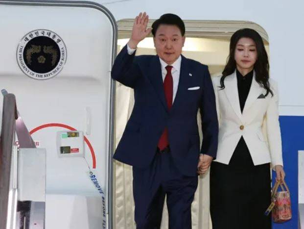 윤석열 대통령과 부인 김건희 여사가 9월11일 공군 1호기에서 내리며 영접객들에게 손을 들어 인사하고 있다. 연합뉴스