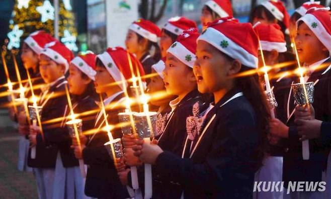 온누리 비추는 ‘소망의 빛’전쟁과 기후위기, 정치 갈등으로 얼룩졌던 올해도 어김없이 성탄절이 찾아왔다. 23일 저녁 이 땅에 사랑과 복음의 씨앗을 뿌린 ‘성탄(聖誕)’의 의미를 되새기며 두손 모아 촛불을 든 은평소년소녀합창단이 아기 예수 탄생을 알리고 있다.