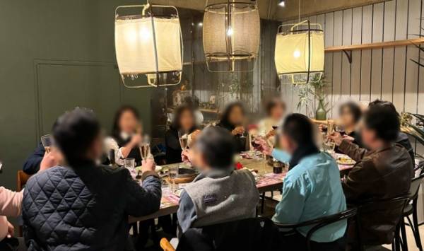 시니어 데이팅 애플리케이션을 통해 만난 50~60대 중장년 남녀 12명이 최근 서울 강남구 한 레스토랑에서 열린 단체 미팅에 참여해 와인잔을 들고 건배를 하는 모습. 소셜플랫폼 ‘시놀’ 제공