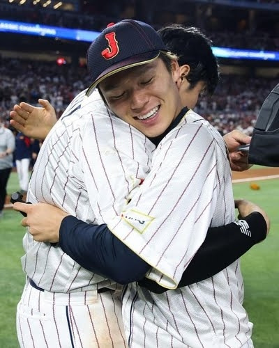 올해 3월 월드베이스볼클래식(WBC) 우승 후 포옹하는 오타니와 야마모토 [MLB 인스타그램 계정 캡처]