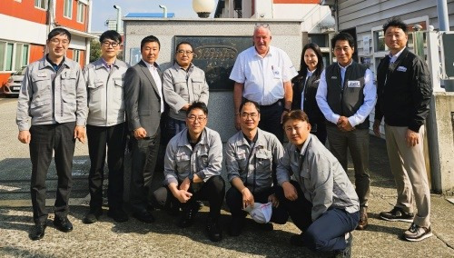 지난 10월 경남 진주의 신흥타이어 한국 공장을 방문한 CIK-FIA의 마첼로 소메라 심사관이 관계자들과 기념 촬영을 하고 있다.[사진=아이멕코리아 제공]