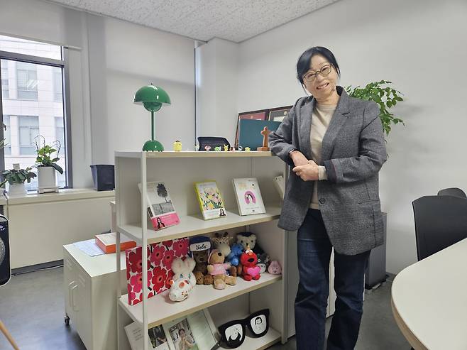 15일 서울 서대문구 이화여대 포스코관에 위치한 교수 연구실에서 만난 이지선 이화여대 사회복지학과 교수. 김빛나 기자
