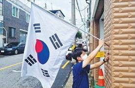 사회서비스 수요와 공급 불균형으로 복지 사각지대에서 도움의 손길 요구가 커지는 가운데 사회복무요원들의 사회서비스 분야 배정이 확대되고 있다. 사회복지 분야의 지방자치단체 소속 사회복무요원이 국경일을 앞두고 길거리에 태극기 게양하고 있다. [병무청 제공]