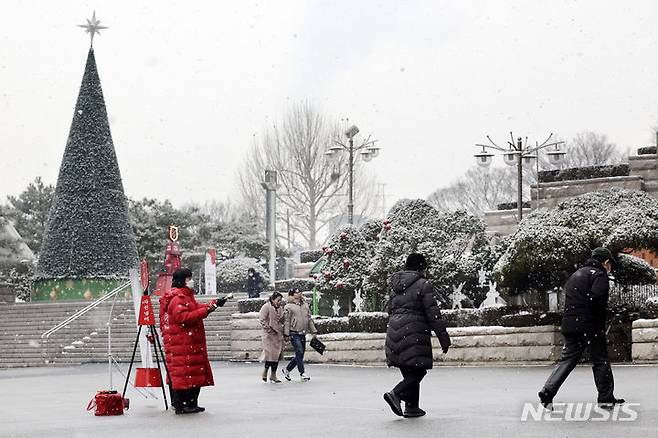 [서울=뉴시스] 최동준 기자 = 크리스마스인 25일 서울 영등포구 여의도순복음교회 앞에서 시민들이 예배에 참석하고 있다. 2023.12.25. photocdj@newsis.com