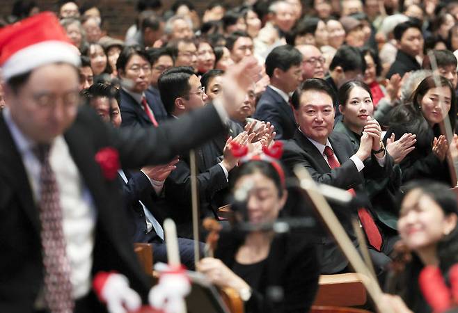 [서울=뉴시스] 윤석열 대통령이 25일 서울 중구 정동제일교회에서 열린 성탄 예배에 참석해 오케스트라 공연을 관람하고 있다. (사진=대통령실 제공) 2023.12.25. photo@newsis.com *재판매 및 DB 금지