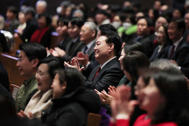 [서울=뉴시스] 윤석열 대통령이 25일 서울 중구 정동제일교회에서 열린 성탄 예배에 참석해 공연을 관람하고 있다. (사진=대통령실 제공) 2023.12.25. photo@newsis.com *재판매 및 DB 금지