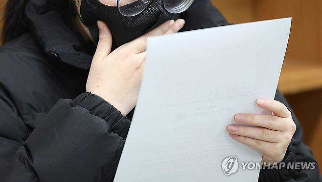 '내 수능 점수는?' 2024학년도 대학수학능력시험(수능) 성적표 배부일인 지난 8일 대구의 한 고등학교 3학년 교실에서 학생들이 수능 성적표 확인을 하고 있다. [연합뉴스 자료사진. 재판매 및 DB 금지]