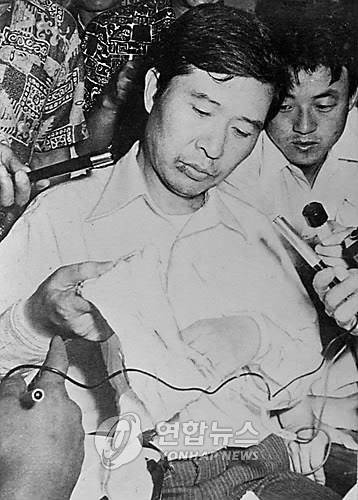 1973년 8월 13일 일본에서 납치됐다 생환한 김대중 씨가 동교동 자택에서 기자회견을 하고 있다.<<연합뉴스DB>>