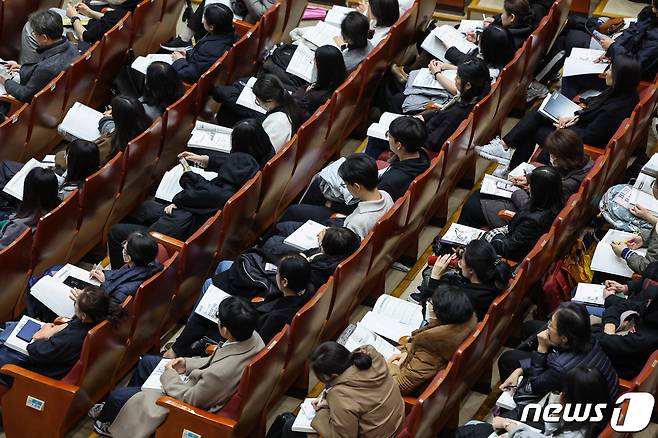 서울시교육청 주최 '2024 대입 정시모집 대비 대입 설명회'에서 학생과 학부모들이 설명회를 듣고 있다. /뉴스1 ⓒ News1 김도우 기자