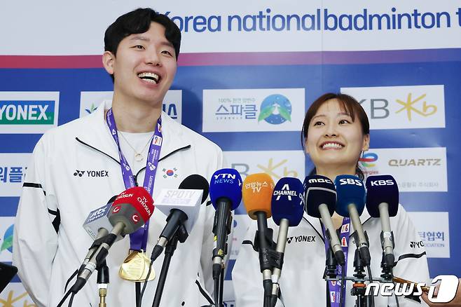 2023 세계배드민턴연맹(BWF) 세계선수권대회 혼합 복식 정상에 오른 서승재(왼쪽)와 채유정이 29일 오전 인천국제공항을 통해 귀국해 인터뷰를 하고 있다. 2023.8.29/뉴스1 ⓒ News1 민경석 기자