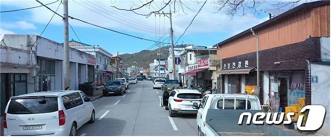 (고창=뉴스1) 박제철 기자 = 전북 고창군이 행정안전부 주관 ‘2024년 간판개선 공모사업’에 선정돼 국비 2억9800만원을 확보했다고 26일 밝혔다. 해리면 상가 모습(고창군 제공)2023.12.26/뉴스1