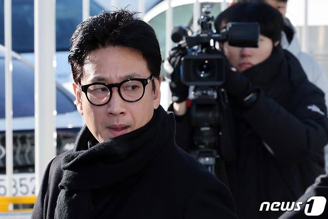마약 투약 혐의를 받고 있는 배우 이선균 씨가 23일 오전 인천 남동구 인천논현경찰서로 3차 소환조사를 받기 위해 도착해 이동하고 있다. 2023.12.23/뉴스1 ⓒ News1 박정호 기자