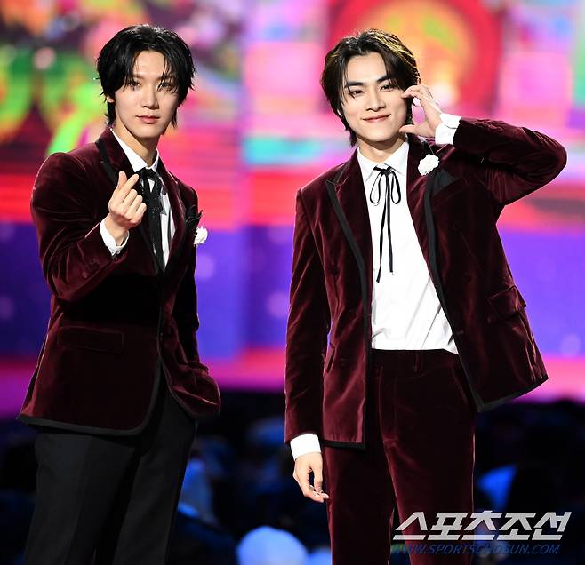 2023 SBS 가요대전이 25일 인천 영종도 인스파이어 컨벤션 그랜드볼룸에서 열렸다. 엔시티 샤오쥔과 텐이 포토타임을 갖고 있다. 인천=허상욱 기자wook@sportschosun.com/2023.12.25/