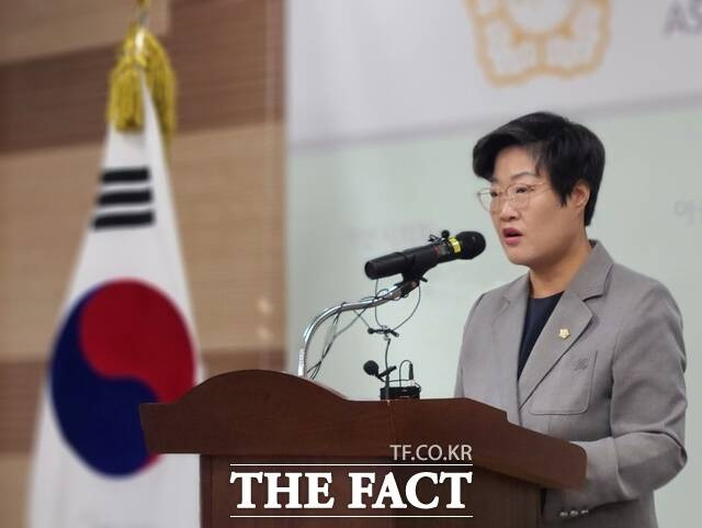 충남 아산시의회 김희영 의장이 지난 10월 박경귀 아산시장을 향해 2024년 본예산 편성권을 포기하라며 대립각을 세웠다. / 아산=김경동 기자