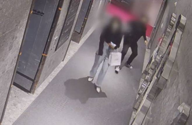 지난해 5월 22일 발생한 '부산 서면 돌려차기 강간 살인미수 사건' 관련된 CCTV 화면(자료=연합뉴스)