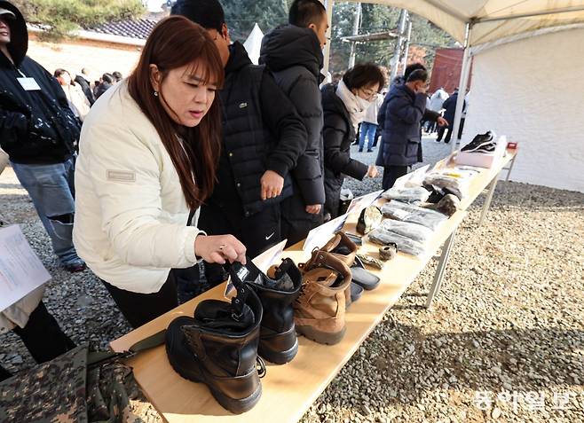 26일 오후 경기도 파주시 육군 1사단 신병교육대대에서 입영장정의 가족들이 보급품을 살펴보고 있다. 이한결 기자 always@donga.com