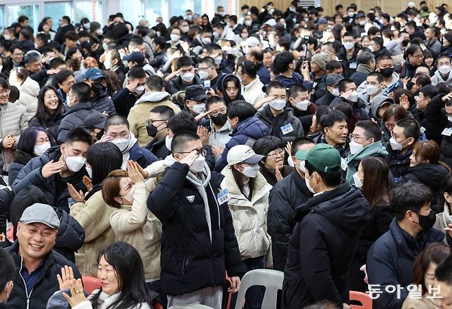 26일 오후 경기도 파주시 육군 1사단 신병교육대대에서 입영장정들이 가족에게 거수경례하고 있다. 이한결 기자 always@donga.com