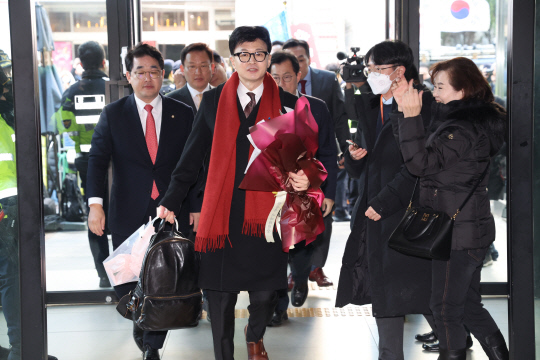 한동훈 국민의힘 비상대책위원장이 26일 여의도 당사에서 열리는 취임식을 위해 입장하고 있다. 공동취재=연합뉴스.