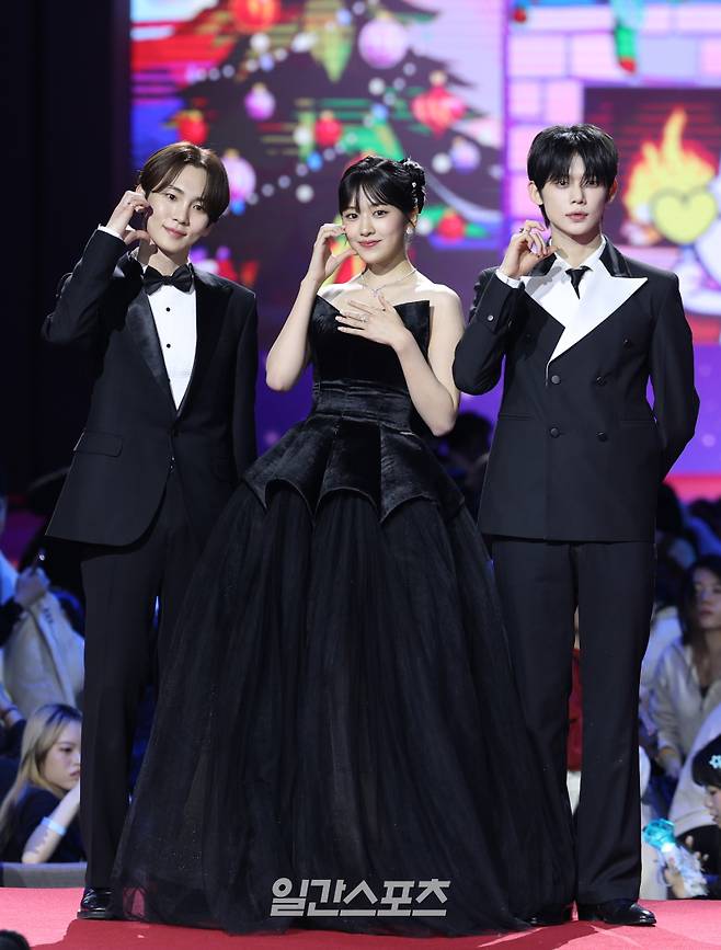 MC 키, 안유진, 연준이 25일 오후 인천 중구 인스파이어 아레나에서 열린 '2023 SBS 가요대전' 레드카펫 행사에 참석해 포즈를 취하고 있다. 인천=서병수 기자 qudtn@edaily.co.kr /2023.12.25/