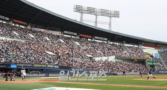 샐러리캡 운영을 두고 여러 이야기가 나오는 KBO리그. 사진은 지난 5월 5일 어린이날에 두산-LG전이 열린 잠실구장의 전경. IS 포토