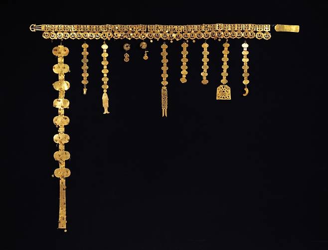 ▲ 경주 서봉총 출토 금제 허리띠 사진 : 연합뉴스&nbsp;