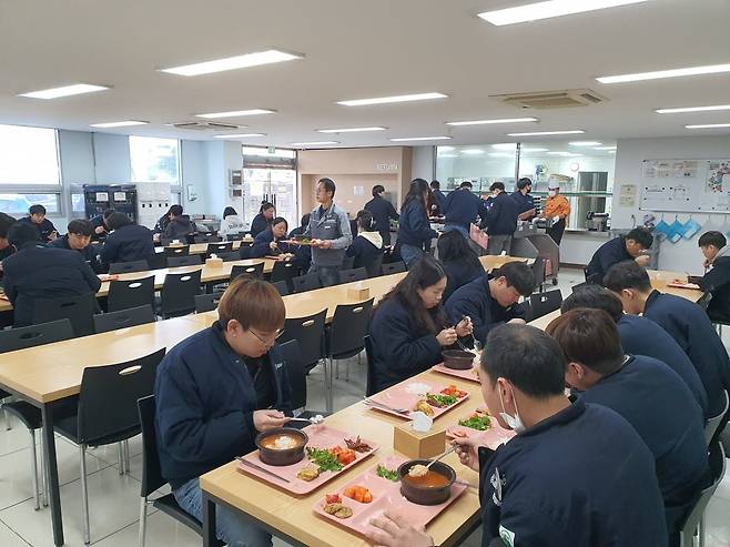 점심시간 약 200여명의 직원들이 구내 식당을 이용하고 있다. 오산=윤현주 기자