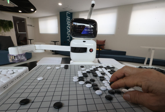 An AI Go robot engages in a match against a human at a digital plaza in Yeongdeungpo District, western Seoul, on Tuesday. [YONHAP]