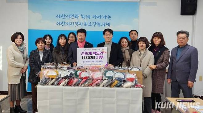 4년동안 이어져 온 털실 목도리 기부행사에 많은 교직원들이 참여하고 있다. 사진=이은성 기자