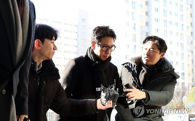 배우 이선균씨(48)가 23일 오전 3번째 조사를 받기 위해 인천경찰청 마약범죄수사계에 출석하고 있다. <연합뉴스>
