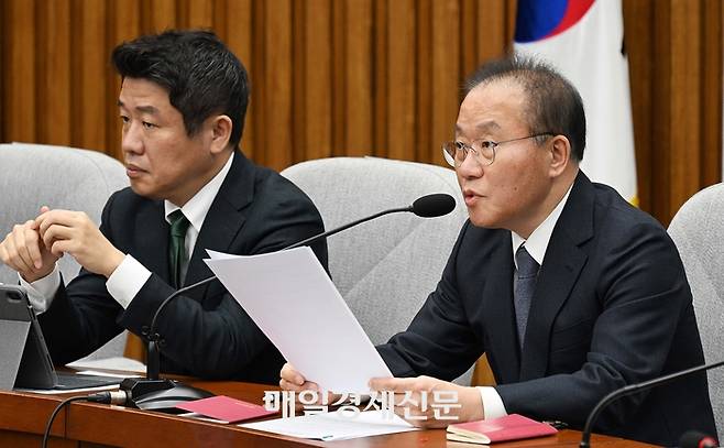 윤재옥 국민의힘 원내대표 겸 대표 권한대행이 26일 서울 여의도 국회에서 열린 원내대책회의에 참석해 모두발언 하고 있다. 2023.12.26 [한주형기자]