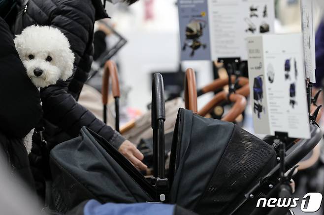 서울 서초구 aT센터에서 열린 '2021 코리아펫쇼'를 찾은 관람객들이 반려동물 유모차를 살펴보고 있다. /사진=뉴스1