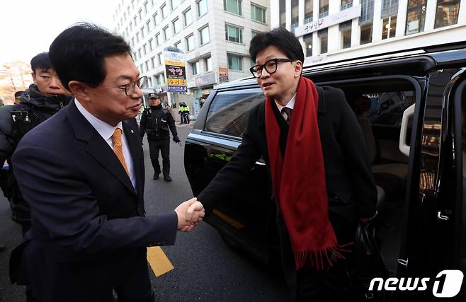 한동훈 국민의힘 비상대책위원장이 26일 오후 서울 여의도 국민의힘 중앙당사에 도착하며 이만희 사무총장과 악수하고 있다. (공동취재) 2023.12.26/사진=뉴스1