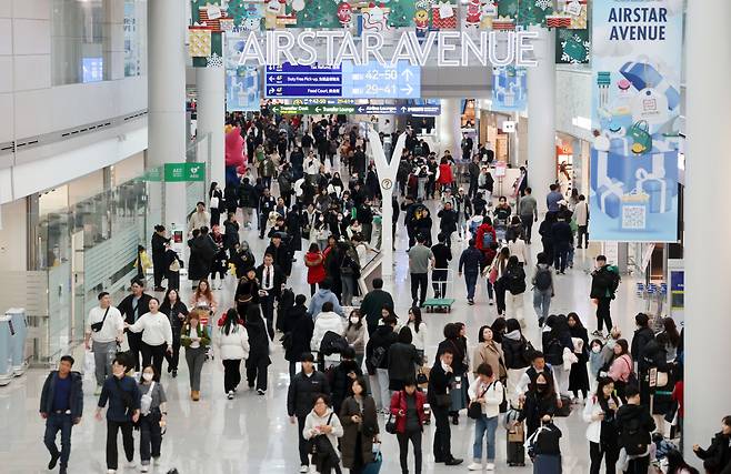 성탄연휴를 앞둔 금요일(12.22) 인천공항 표정 [연합]