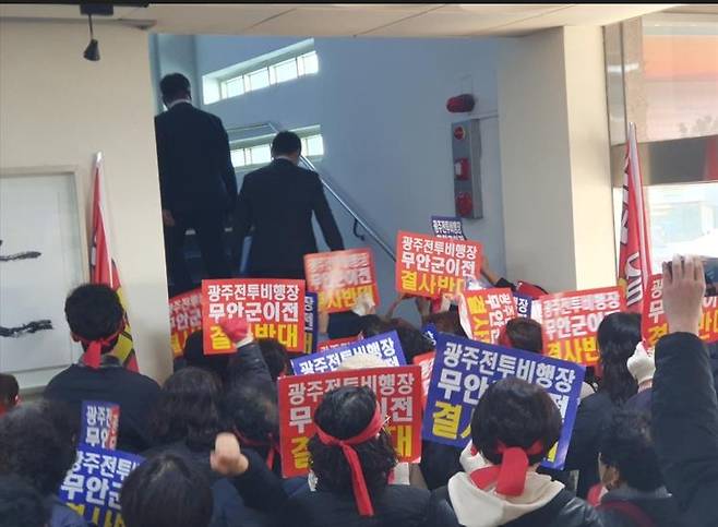 출입구 봉쇄로 발길 돌리는 김산 무안군수[연합]