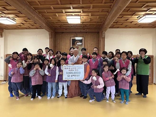 [서울=뉴시스] 대한불교조계종사회복지재단 인천 강화 전등서 난치병어린이 치료비 300만원 후원금 전달식 (사진=대한불교조계종사회복지재단 제공) 2023.12.26. photo@newsis.com *재판매 및 DB 금지