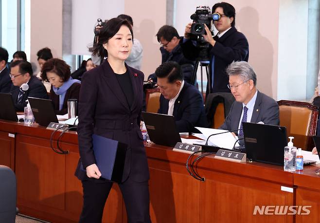 [서울=뉴시스] 이영환 기자 = 오영주 중소벤처기업부 장관 후보자가 지난 21일 오전 서울 여의도 국회에서 열린 인사청문회에 참석해 선서를 마친 후 이재정 위원장에게 선서문을 제출하기 위해 이동 하고 있다. 2023.12.21. 20hwan@newsis.com