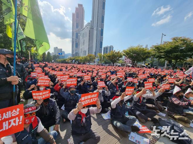 지난 2021년 10월 20일 부산 송상현광장에 모인 민주노총 부산본부 조합원들이 총파업 관련 구호를 외치고 있다. 박진홍 기자