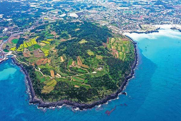 북쪽 바다 상공에서 본 서우봉. 왼쪽이 북촌리다.