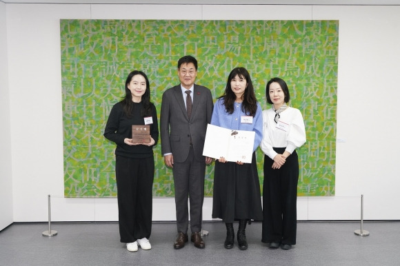 정문헌 종로구청장이 지난 20일 종로구청에서 창의 교육 협력기업인 삼화페인트공업 관계자에게 표창을 수여하고 있다.   종로구 제공