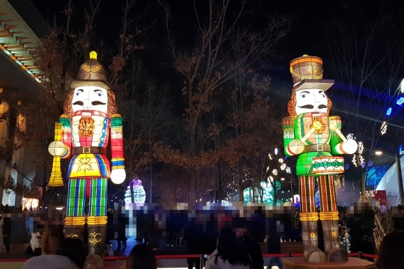 서울 종로구 세종문화회관 앞 광화문광장에 호두까기인형 조형물이 설치된 모습. 류재민 기자