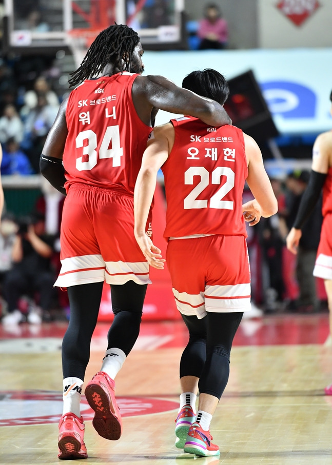 자밀 워니(오른쪽)와 오재현. /사진=KBL