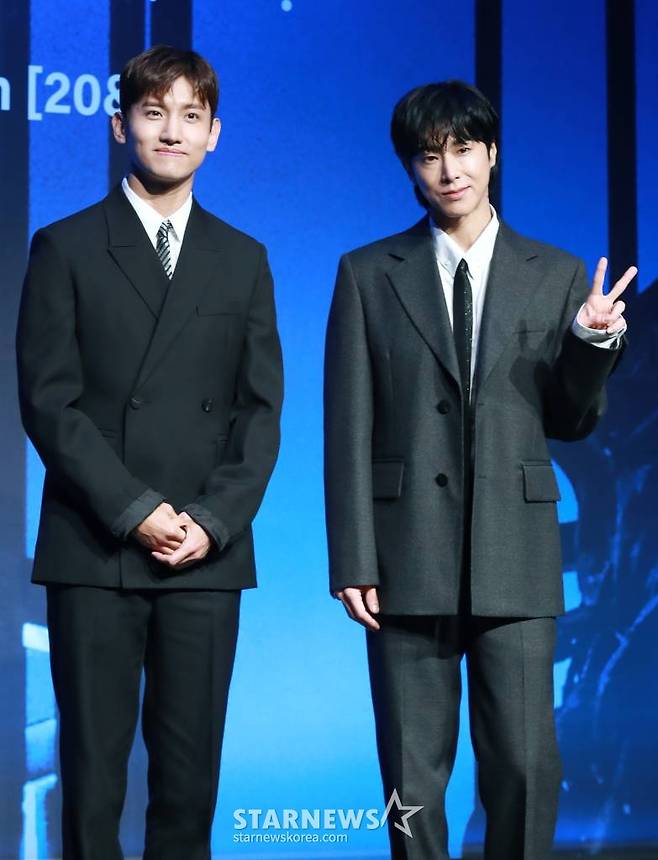 데뷔 20주년을 맞은 듀오 동방신기(TVXQ)가 26일 오후 서울 여의도 콘래드 호텔에서 진행된 정규 9집 '20&2' 발매기념 기자간담회에 참석해 포즈를 취하고 있다.  타이틀곡 '레벨'은 강렬한 드럼 비트와 무게감 넘치는 신스 베이스가 폭발적인 에너지를 만들어내는 댄스 곡으로, 리드미컬한 트랙 위로 다이내믹한 보컬이 이끄는 극적인 사운드 전환이 듣는 재미를 배가시킨다. /2023.12.26 /사진=이동훈