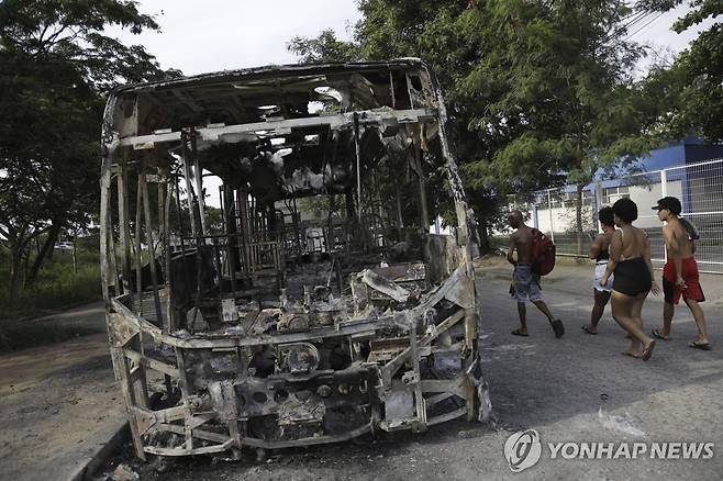 지난 10월 불에 타 앙상하게 뼈대만 남은 브라질 버스 [AP 연합뉴스 자료사진. 재판매 및 DB 금지]