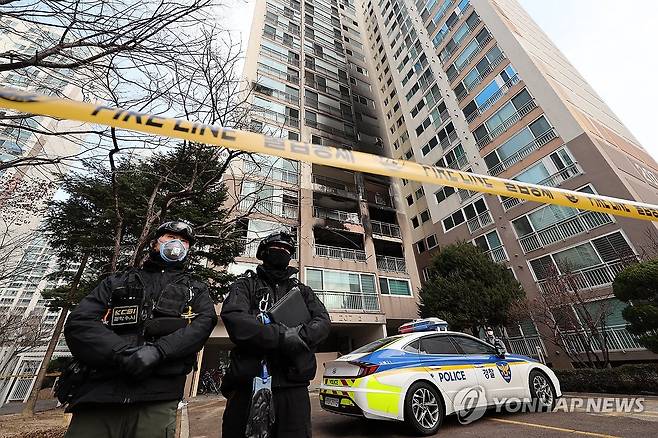 도봉구 아파트 화재 원인은 (서울=연합뉴스) 임화영 기자 = 성탄절 새벽에 화재가 발생해 2명이 숨진 서울 도봉구의 한 고층 아파트에서 26일 경찰과 소방 당국이 합동 현장감식을 하고 있다. 2023.12.26 hwayoung7@yna.co.kr